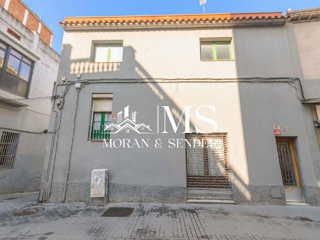 Casa adosada en venta en paseo De Francesc Macià, Rubí, de 252 m² 3 habitaciones por 420.000