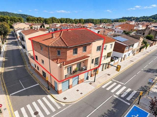 Casa adosada en venta en paseo Major, Bescanó, de 527 m² 6 habitaciones por 700.000