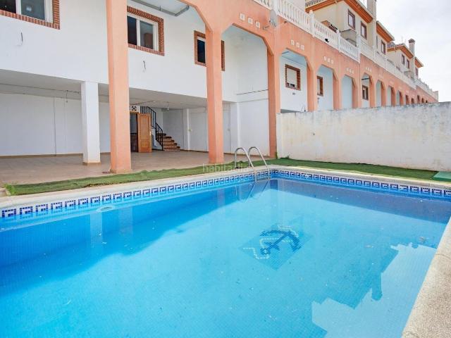 Casa adosada en venta en Peligros. Chalet con piscina privada y vistas a Sierra Nevada en Peligros Granada. Casas adosadas.