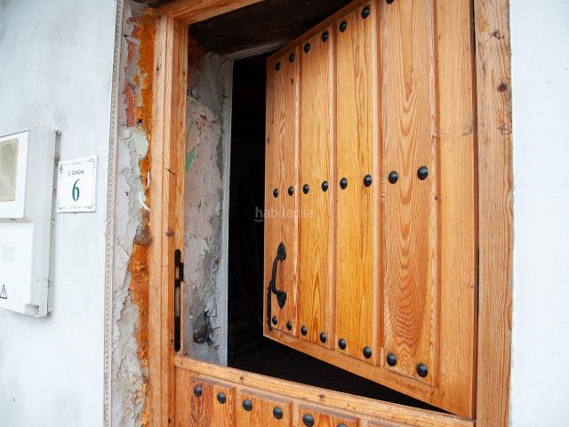 Casa adosada en venta en Penagos. Que por qué es tan barata? Porque hay que terminarla. Eso sí, solo hay que terminarla. Y no queda tanto como puedes ver en las fot. Casas adosadas.