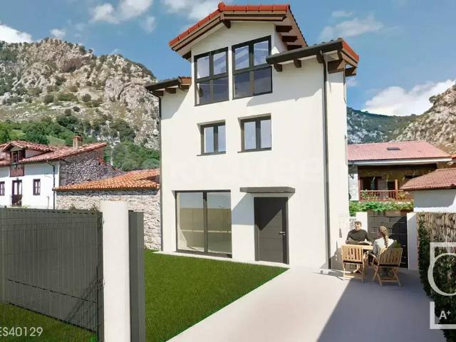 Casa adosada en Venta en Peñamellera Alta