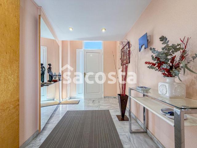 Casa adosada en venta en Pineda de Mar, Centre. Amplio adosado esquinero en el centro de Pineda de Mar, a pocos minutos de la playa. Casas adosadas Pineda de.