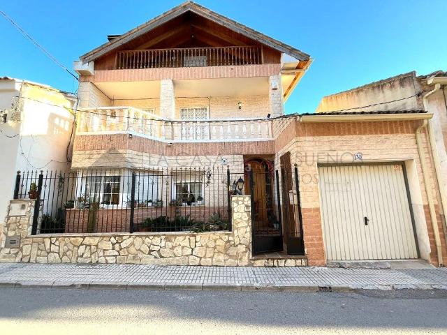 Casa adosada en venta en Pinoso. ESPECTACULAR VIVIENDA DE 2 PLANTAS CON BUHARDILLA, PISCINA y GARAJE. EXCELENTES CALIDADES. Casas adosadas.