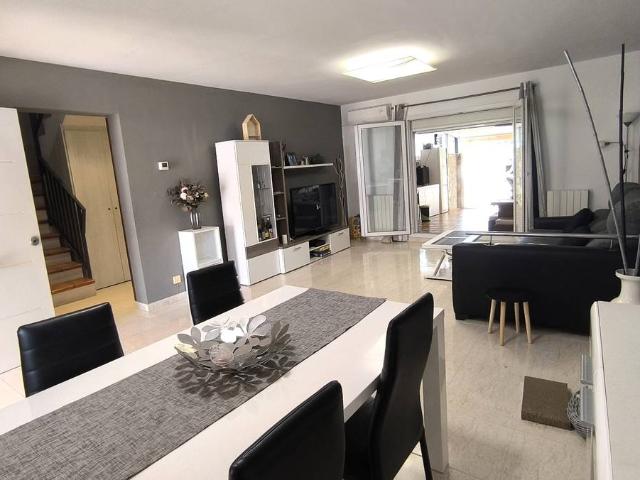Casa adosada en Venta en Pinseque