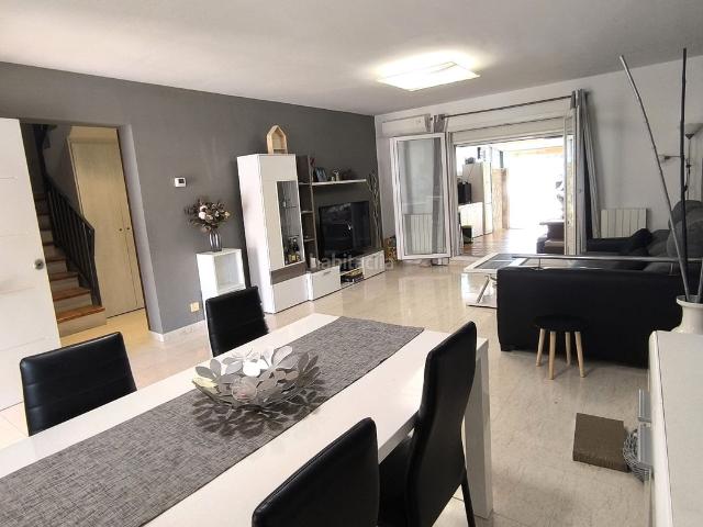 Casa adosada en venta en Pinseque. Amplio chalet adosado con jardín, chimenea y piscina comunitaria en Prados del Rey Pinseque. Casas adosadas.