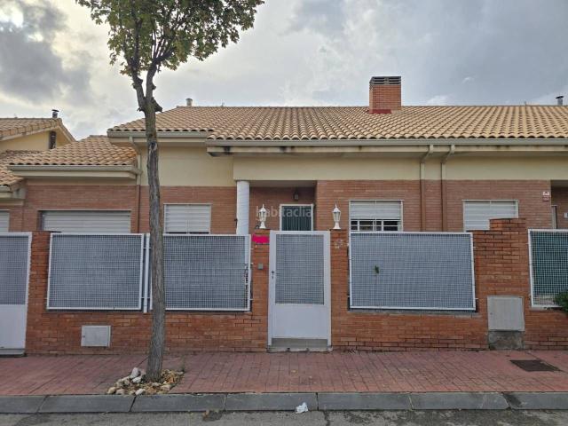 Casa adosada en venta en Pioz. Chalet adosado en venta en Pioz. Casas adosadas.