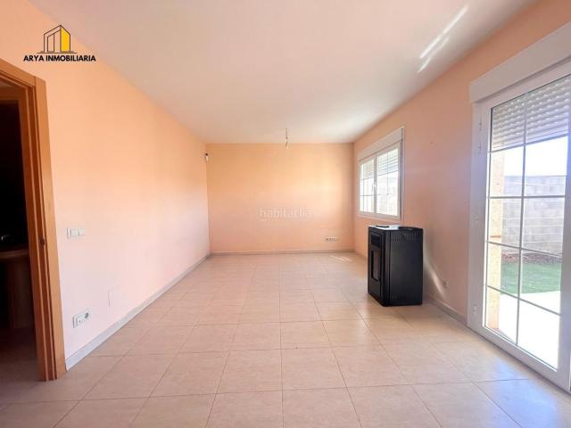 Casa adosada en venta en Pioz. Moderno Adosado en Pioz Espacio y Comodidad a tu Alcance. Casas adosadas.