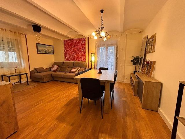 Casa adosada en venta en plaza Escultor Casamor, Navata, de 159 m² 3 habitaciones por 250.000