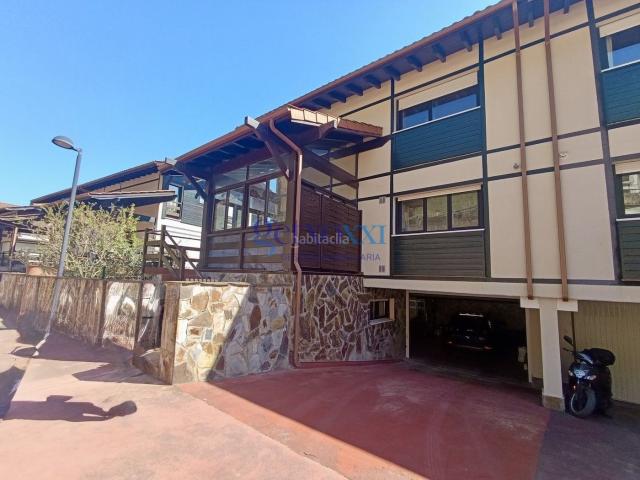 Casa adosada en venta en Plentzia. Inmobiliaria Getxo XXI, pone en venta este chalet adosado esquinero en la urbanización Isuskiza abanico de Plencia, en Plentzia. Casas adosadas.