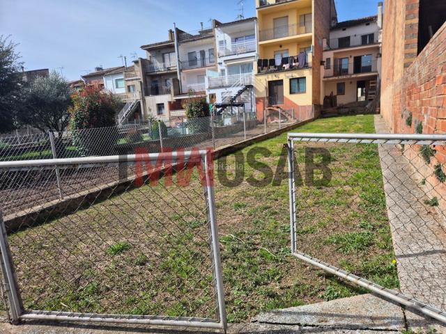 Casa adosada en venta en Prats de Lluçanès. Casa con gran patio, 2 terrazas y garaje. Casas adosadas Prats de.