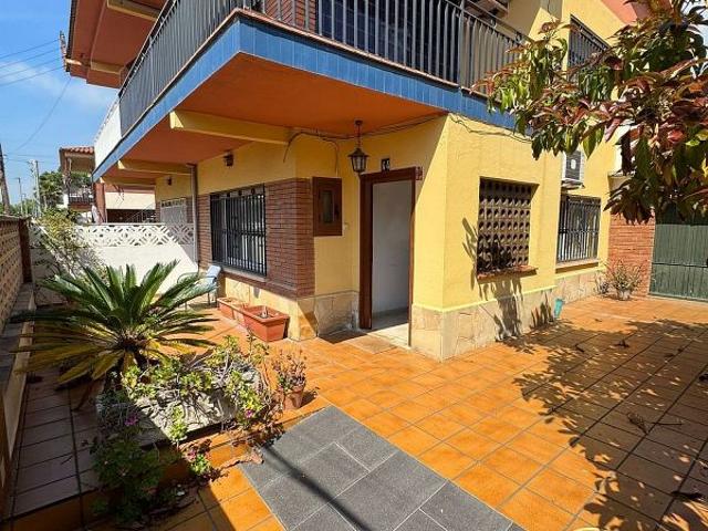 Casa adosada en venta en calle De Narcís Monturiol, Premià de Mar, de 120 m² 4 habitaciones por 520.000