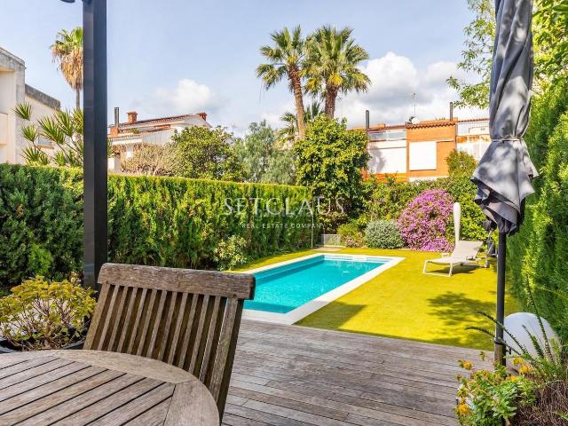 Casa adosada en venta en Premià de Mar, Sector Est. Adosado ideal cerca del puerto y servicios. Casas adosadas Premià de.