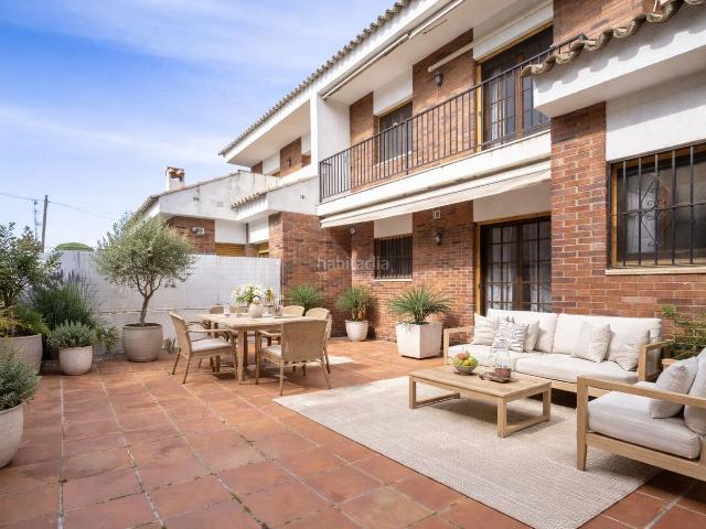 Casa adosada en venta en Premià de Mar, Sector Est. Gran casa adosada con 6 habitaciones, dos patios y garaje de 93 m en la zona Este de Premià de Mar. Casas adosadas Premià de.