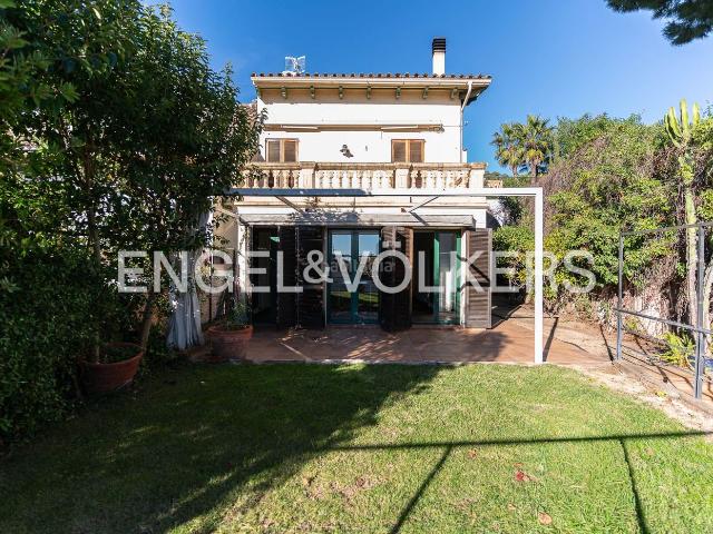 Casa adosada en venta en Premià de Dalt. ACOGEDORA CASA CON JARDIN EN NUCLI ANTIC. Casas adosadas Premià de.