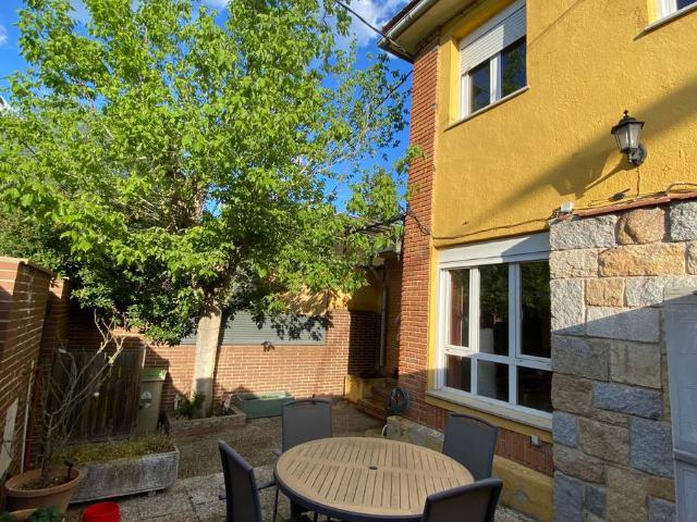 Casa adosada en Venta en Pueblo