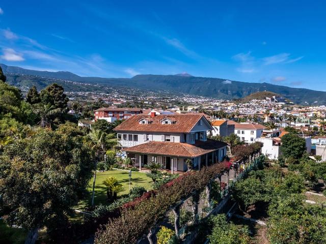 Casa adosada en venta en Puerto de la Cruz, San Antonio Las Arenas. En Puerto de la Cruz, municipio de la cara norte de la Isla de Tenerife encontramos un auténtico vergel de 31.200m colmado de.