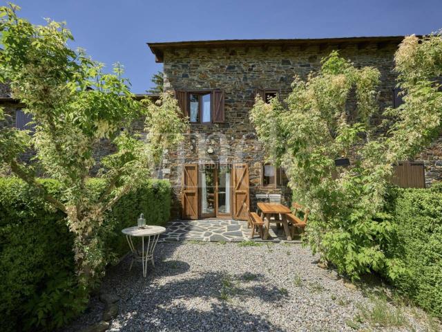 Casa adosada en venta en Puigcerdà Pirineos. Casa Adosada en Venta en Vilallobent. Casas adosadas.