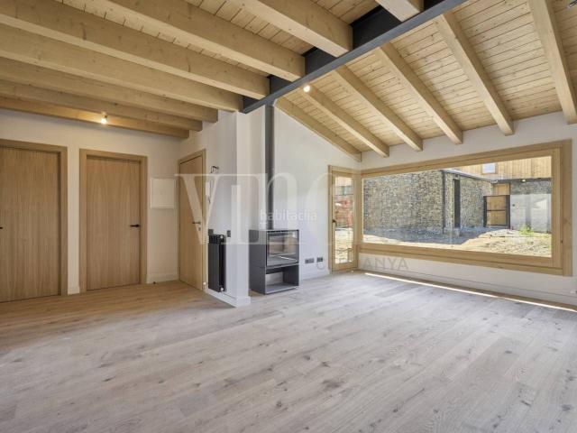 Casa adosada en venta en Puigcerdà Pirineos. Casa Esquinera de Obra Nueva en Vilallobent. Casas adosadas.