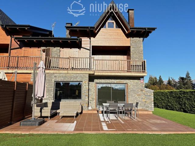 Casa adosada en venta en Puigcerdà Pirineos. Casa esquinera en Puigcerdà. Casas adosadas.