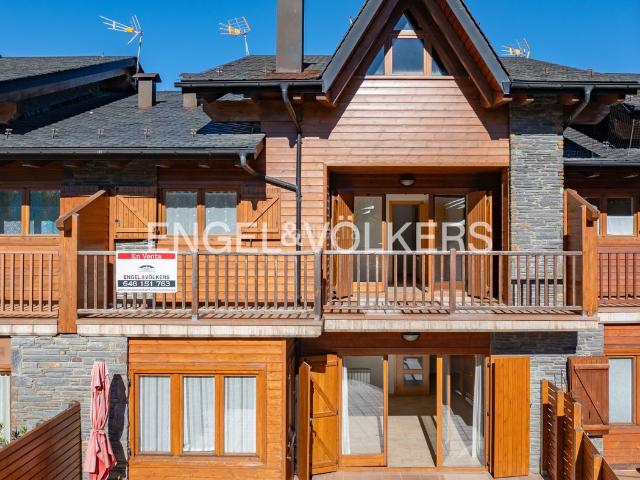 Casa adosada en venta en Puigcerdà Pirineos. Impecable casa adosada en Puigcerdà con terraza y altillo. Casas adosadas.