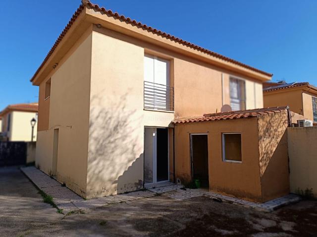 Casa adosada en venta en Quismondo. CHALET PAREADO QUISMONDOTOLEDOOPORTUNIDAD, A REFORMAR, PATIO DELANTERO Y TRASERO TRASTERO, APARCAMIENTO 3 COCHES, 4 HABITACIONES 2. Casas adosadas.