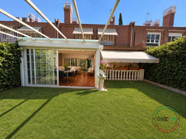 Casa adosada en venta en Rozas de Madrid Las, Marazuela El Torreón. CHALET ADOSADO CON JARDÍN, BODEGA Y PISCINA EN LAS ROZAS. Casas adosadas Rozas de Madrid.
