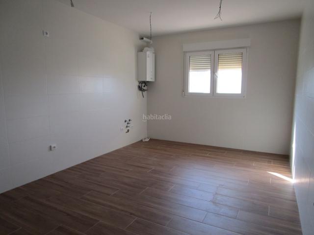 Casa adosada en venta en Robledo de Chavela. ¡NO PIERDAS LA OPORTUNIDAD de adquirir este espectacular chalet a estrenar en una zona residencial rodeada de naturaleza!. Casas adosadas Robledo de.