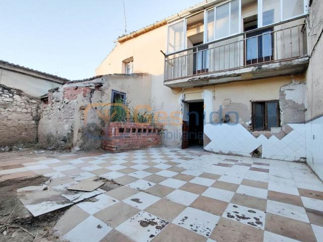 Casa adosada en venta en Roda de Eresma. CASA CON PATIO A REFORMAR EN RODA DE ERESMA SEGOVIA CON TRES HABITACIONES Y UN BAÑO COMPLETO. Casas adosadas Roda de.