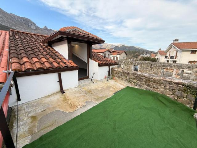 Casa adosada en venta en Ramales de la Victoria. Casa reformada con porche y terraza en pleno Ramales. Casas adosadas Ramales de la.