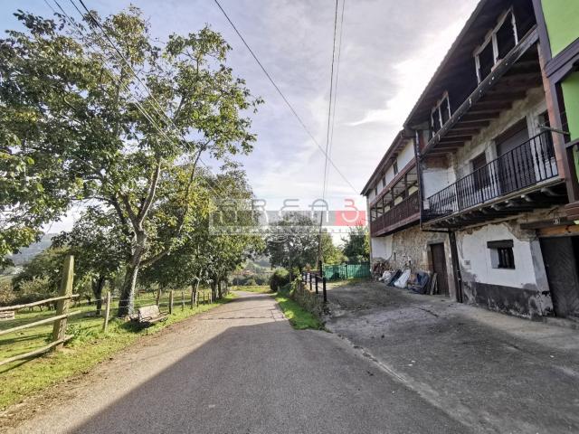 Casa adosada en venta en Rasines. Casa para acabar de reformar en venta en Rasines. Casas adosadas.