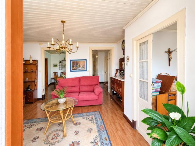Casa adosada en venta en Redondela. Casa centenaria de piedra con balcón y gran potencial de rehabilitación. Casas adosadas.