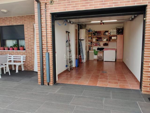 Casa adosada en venta en Renedo de Esgueva. Oportunidad Chalet Adosado Seminuevo en Renedo de cuatro dormitorios. Casas adosadas Renedo de.