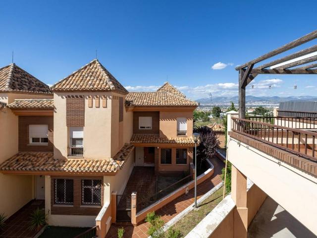 Casa adosada en Venta en Residencial Triana Barrio Alto
