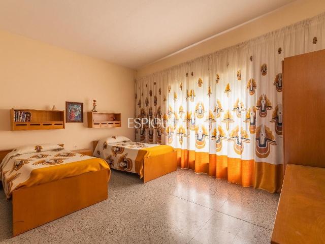 Casa adosada en venta en Riudarenes. Elegante casa familiar en Riudarenes de 7 habitaciones. Casas adosadas.