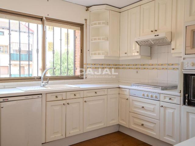 Casa adosada en venta en Riaza. Adosado en venta en Riaza, con 231 m2, 4 habitaciones y 3 baños, Garaje y Calefacción Gas. Casas adosadas.