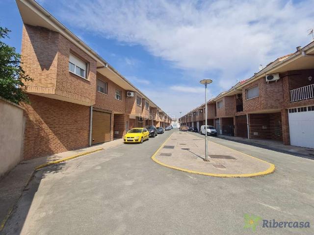 Casa adosada en venta en Ribaforada. ADOSADO CON LOCAL COMERCIAL A PIE DE CALLE. Casas adosadas.