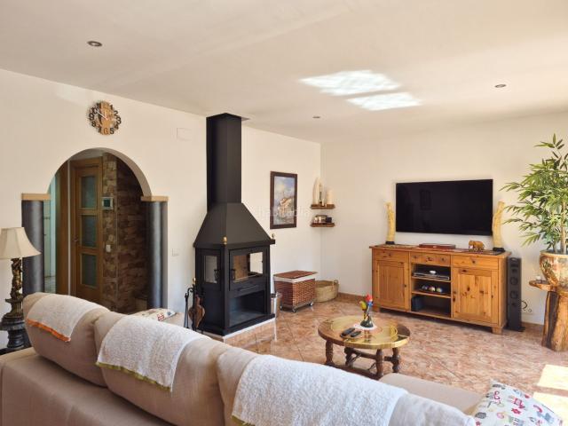Casa adosada en venta en Ripoll Pirineos. Casa unifamiliar, solella, amb jardí de 90m2 i en perfecte estat de conservació. Casas adosadas.