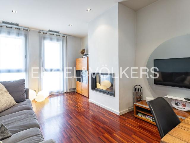 Casa adosada en venta en Ripollet, Centre. Su oasis en el Casc Antic Refugio urbano con versátil planta baja de 71m y jardín secreto. Casas adosadas.