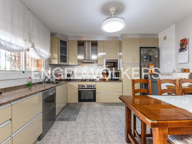 Casa adosada en venta en Rubí, Can Fatjó Sant Jordi Park Plana del Castell. Exclusiva casa adosada con gran patio privado y diseño versátil en Can Fatjó. Casas adosadas.