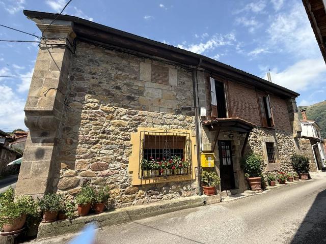 Casa adosada en Venta en Ruente