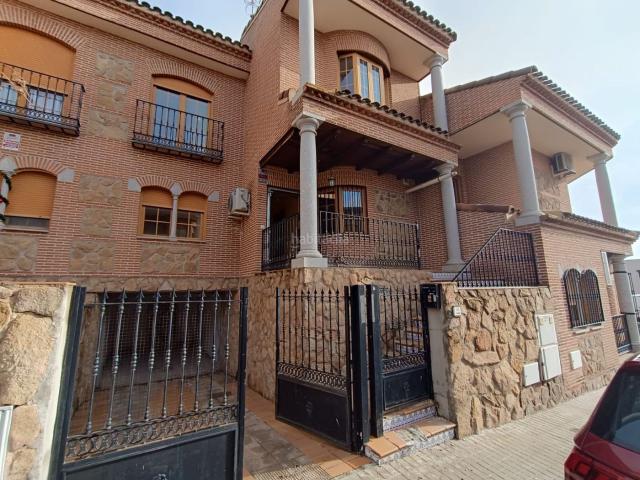 Casa adosada en venta en Toledo, Azucaica. Casas adosadas.