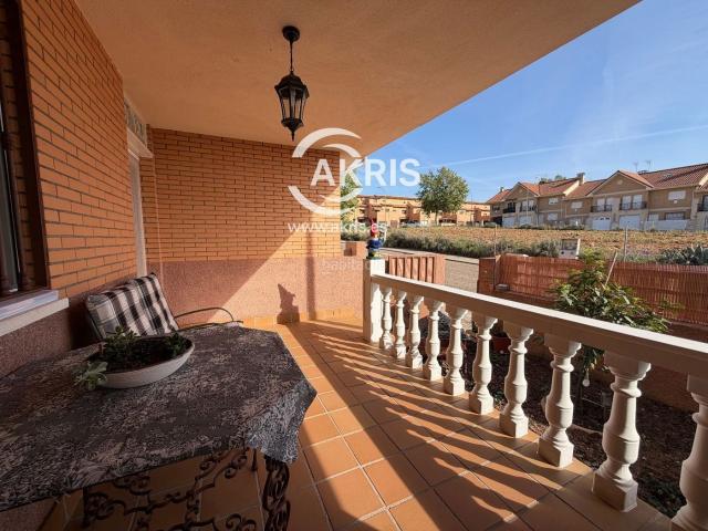 Casa adosada en venta en Toledo, Azucaica. Vivienda completamente adaptada para entrar a vivir. Casas adosadas.