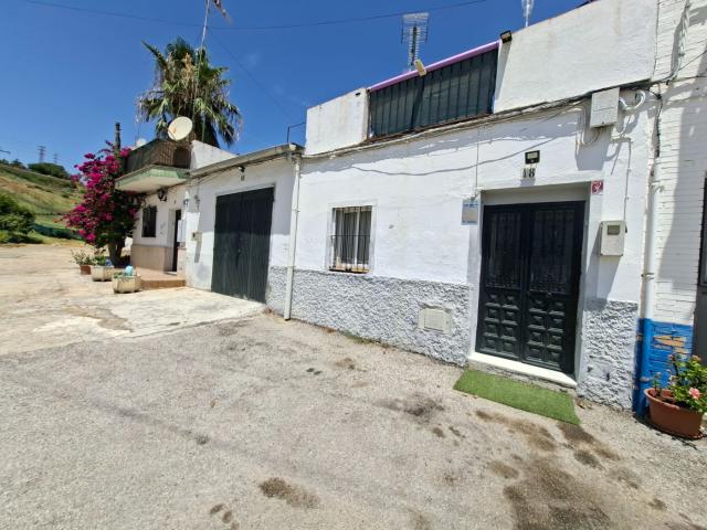 Casa adosada en venta en Tomares, Hacienda la Cartuja. Casa en Camas, en la pañoleta a reformar. Casas adosadas.