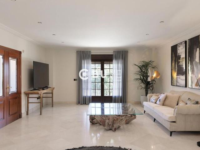 Chalet en venta en Tomares, Santa Eufemia. Se vende Magnífico Chalet de lujo en la cornisa sevillana Tomares. Chalets.