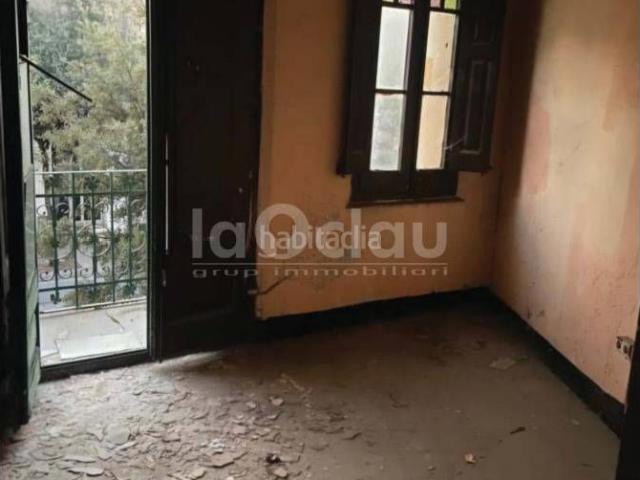 Casa adosada en venta en Tona. Edificio para rehabilitación de tres piso. Casas adosadas.