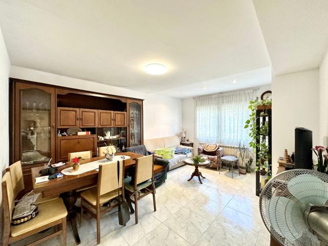 Casa adosada en venta en Torelló. Una finca, molts espais, i molts usos possibles. Casas adosadas.