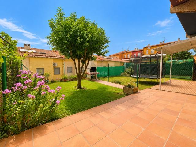 Casa adosada en venta en Torelló. CASA ADOSADA CON JARDÍN EN VENTA TORELLÓ. Casas adosadas.