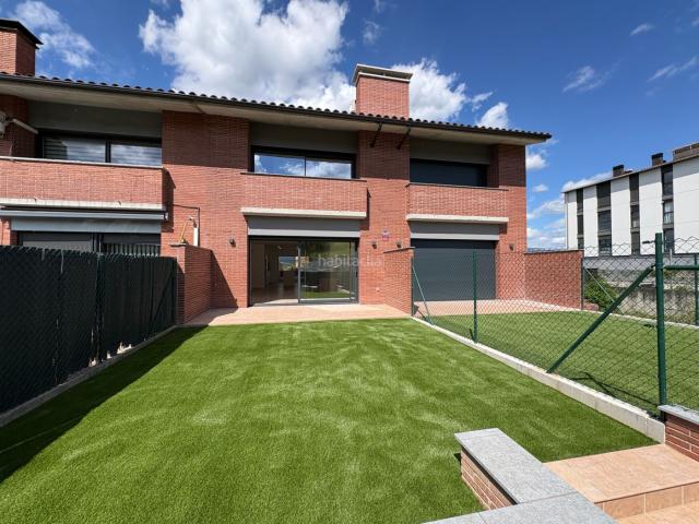 Casa adosada en venta en Torelló. Casa d'obra nova en venda a Torelló. Casas adosadas.