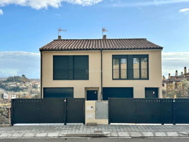 Casa adosada en venta en Torelló. Casa unifamiliar amb vistes a Torelló. Casas adosadas.