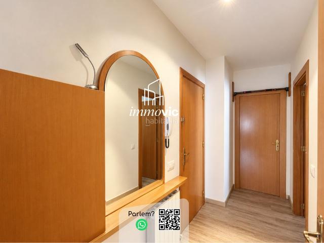 Casa adosada en venta en Torelló. Dues plantes dhabitatge, espai exterior i moltes possibilitats en una casa amb caràcter i espais per adaptar a cada etapa de la v. Casas adosadas.